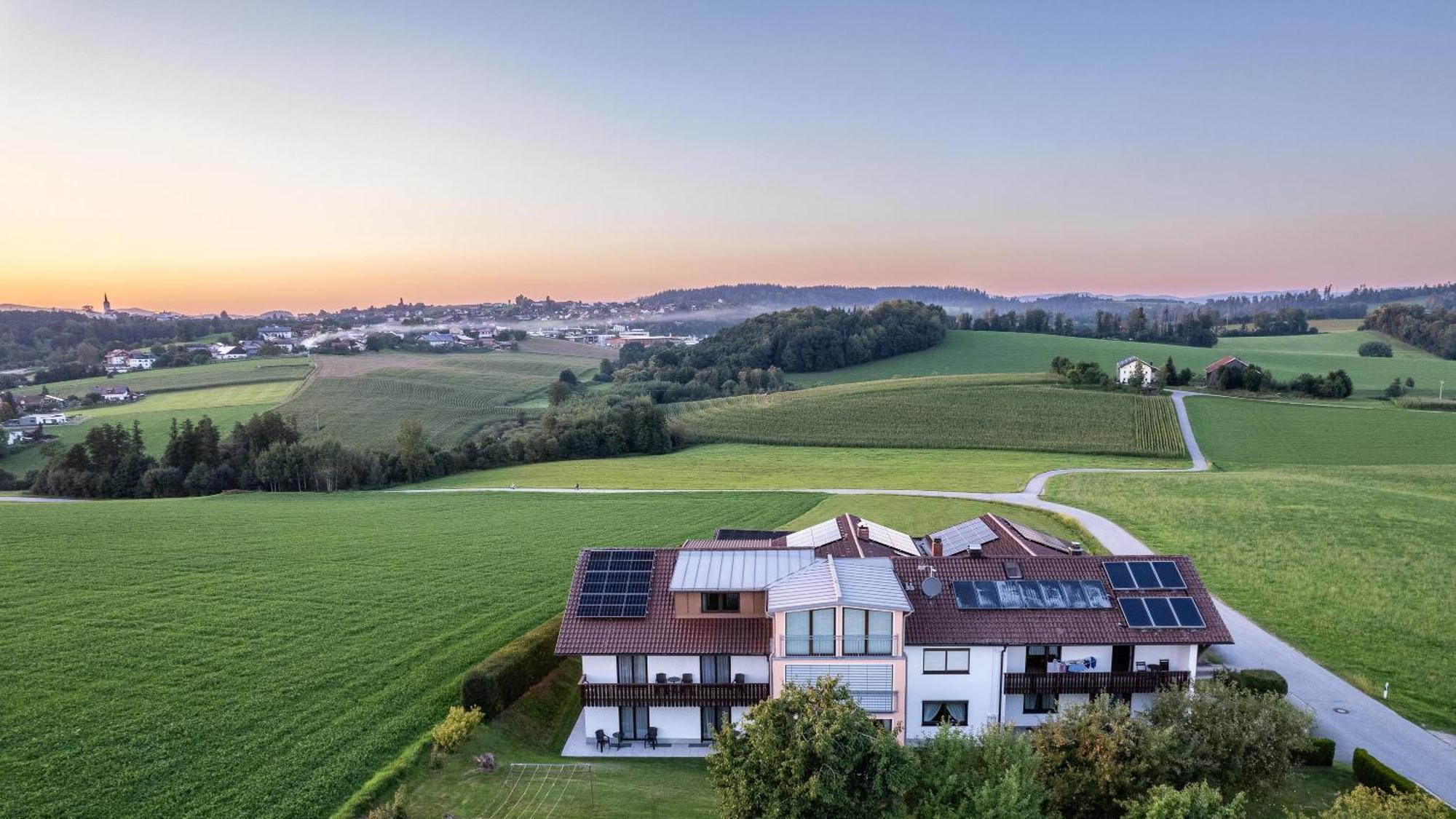 Pension Ambros Büchlberg Exteriör bild